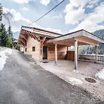 Louise Au Centre De Châtel